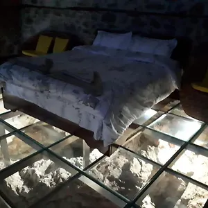 Nuci's Glass Floor Apartman Tushemisht